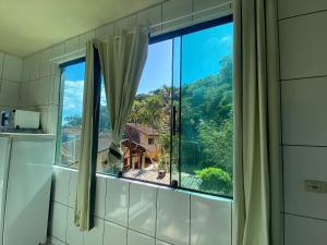 博西坎加Boca da Lagoa - Onde o Sol, o Mar e a Montanha se Encontram的浴室窗户享有山景。
