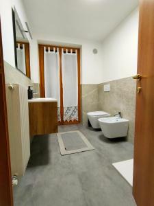 费德拉帕加内拉Appartamento il Cervo的带浴缸、盥洗盆和卫生间的浴室