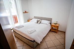 费德拉帕加内拉Appartamento il Cervo的一间卧室配有一张带白色床单的床和一扇窗户。