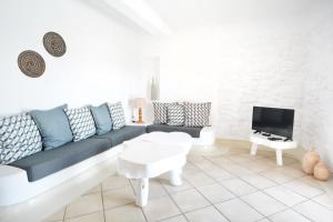 帕诺尔莫斯米科诺斯Sea Breeze Mykonos的带沙发和电视的客厅