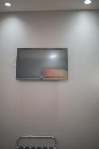 里约热内卢普拉格酒店的挂在墙上的平面电视