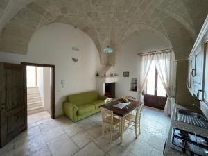 佩兹迪格雷科L'Antico Camino的客厅配有绿色沙发和桌子