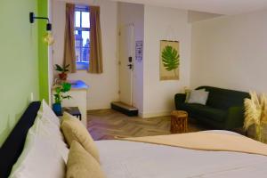 GoedereedeBoetiek hotel Azul的客厅配有床和沙发