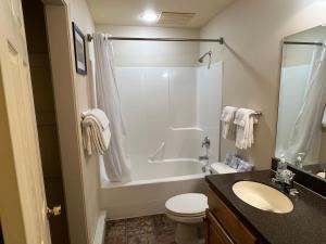 西黄石费斯街度假屋的带淋浴、卫生间和盥洗盆的浴室