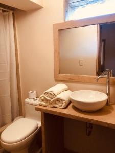 曼克拉Casa BLU的一间带水槽、卫生间和镜子的浴室