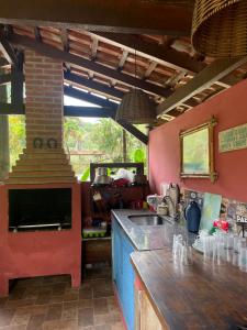 坎布里Aldeia de Camburi的厨房配有柜台、水槽和炉灶。