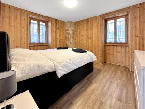 锡永The Rock House的卧室设有木墙和一张大床
