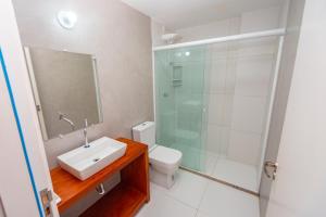 莫罗圣保罗Brisa do Mar Praia Hotel的浴室配有卫生间、盥洗盆和淋浴。