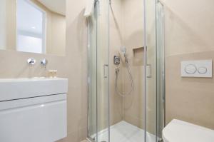 伦敦West Hampstead Serviced Apartments by Concept Apartments的带淋浴、卫生间和盥洗盆的浴室