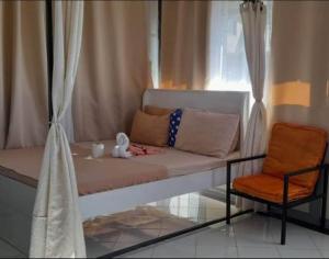 碧瑶De Hagan Transient Baguio City的窗户房间里的床和椅子