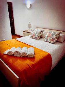 科维良阿布里格达埃斯特雷拉住宿加早餐旅馆的一间卧室配有带毛巾的床
