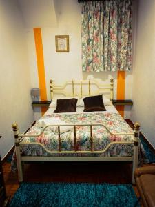 科维良阿布里格达埃斯特雷拉住宿加早餐旅馆的一间卧室配有一张大床和五颜六色的被子