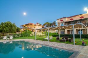 基普塞利Omega Estate Resorts的一座带游泳池和房子的度假屋