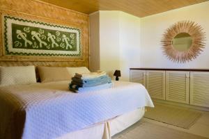 OtumaiVilla Ohana - Deluxe Villa w Private Beachfront的一间卧室,卧室里配有一张床,上面有一堆毛巾