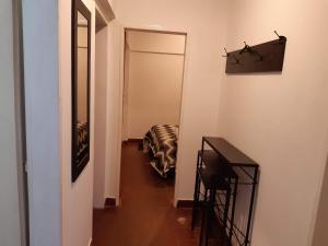 拉里奥哈Mi lugarcito的走廊上设有一张床和一扇门的房间