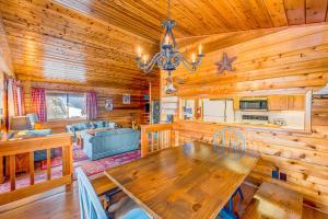 特拉基Ford Family Escape的用餐室以及带大木桌的起居室。