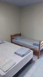 马瑙斯Edward Suíte Manaus 01的一张床位,房间拥有三分之二的感神经性过敏