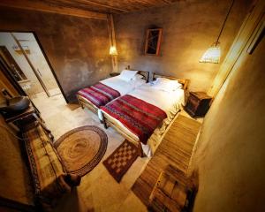Diego de AlmagroEspacio Adobe - Hostal Boutique的卧室享有上方的景致,配有1张床