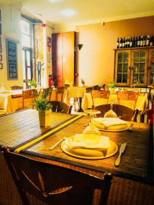 科维良阿布里格达埃斯特雷拉住宿加早餐旅馆的一张黄色板子和餐巾的木桌