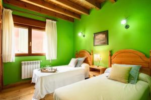 纳韦斯Llanes Asturias的绿色卧室设有两张床和窗户