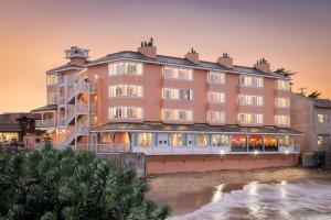 蒙特雷斯皮恩德里福特旅馆的日落时分在海滩上的酒店