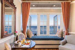 蒙特雷斯皮恩德里福特旅馆的客房设有靠窗的座位,享有海景