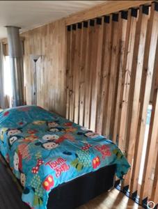 普耶韦Cabañas Tinajas hidromasaje Chanlelfu的一间卧室配有一张床和被子