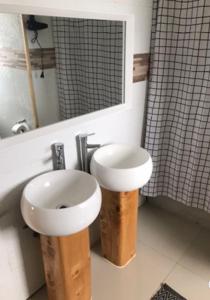 普耶韦Cabañas Tinajas hidromasaje Chanlelfu的浴室设有白色水槽和镜子