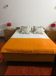 科维良阿布里格达埃斯特雷拉住宿加早餐旅馆的一间卧室配有一张带2个床头柜和2盏灯的床。