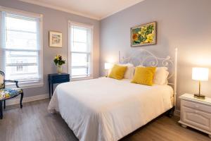 安纳波利斯Inn on Main Annapolis的一间卧室配有白色床和黄色枕头