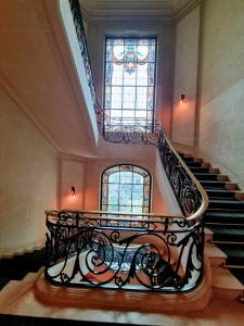 勒芒勒芒中心美居酒店的一座带彩色玻璃窗的建筑中的螺旋楼梯
