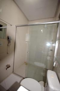因佩拉特里斯La Bella Hotel的带淋浴和卫生间的浴室