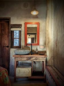 Diego de AlmagroEspacio Adobe - Hostal Boutique的一间带水槽和镜子的浴室