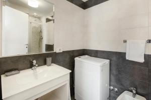 罗马白色特米尼公寓的一间带水槽、卫生间和镜子的浴室