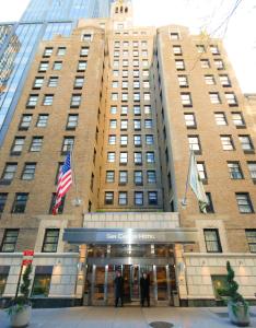 纽约纽约圣卡洛斯酒店的一座高大的建筑,前面有人站在