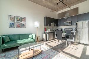芝加哥McCormick Place beautiful 2b-2b apartment with optional parking - sleeps up to 6的一间带绿色沙发的客厅和一间厨房