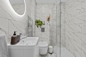 南安普敦Cosy Apartment in the heart of Southampton的白色的浴室设有卫生间和水槽。