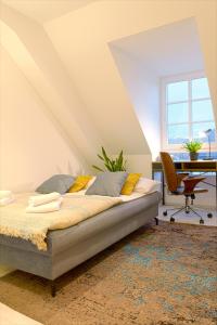 利普施塔特HAMA Design Homes的一间卧室配有一张床、一张桌子和一把椅子