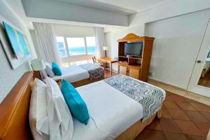 卡塔赫纳哥伦比亚卡塔赫纳阿尔米兰特酒店的酒店客房设有两张床和电视。