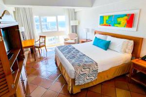卡塔赫纳哥伦比亚卡塔赫纳阿尔米兰特酒店的酒店客房设有床和客厅。