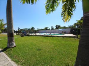 马蒂尼奥斯Kitnet Apartamento Praia Matinhos的一个带游乐场和游泳池的公园