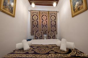 舍夫沙万Riad Bin Souaki的客房设有一张带大窗户的床。
