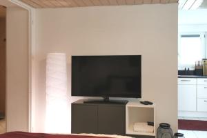 JenazSchönes kleines Studio mit Sitzplatz, mitten im Prättigau的客厅的墙上设有平面电视