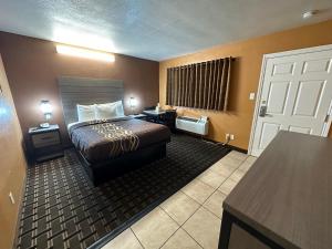 维克多维尔新科拉尔汽车旅馆的小酒店客房配有一张床和一张书桌