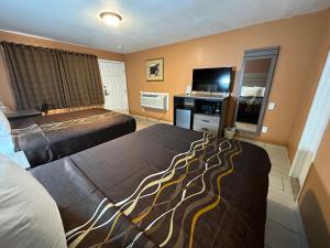 维克多维尔新科拉尔汽车旅馆的酒店客房设有两张床和一台平面电视。