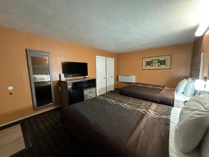 维克多维尔新科拉尔汽车旅馆的酒店客房设有两张床和一台平面电视。