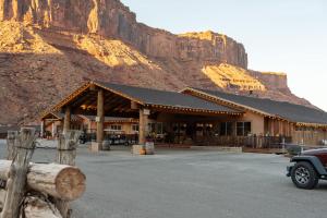 摩押赤壁小屋酒店的一座山底建筑