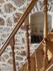 哈尔基岛Marina Castellana Studios的木螺旋楼梯,带有石墙