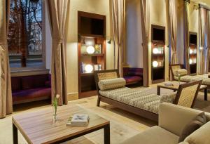 布尔戈斯布尔戈斯宫NH酒店的客厅配有沙发和桌子