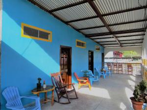 莫约加尔帕Hostal Siero的一间设有桌椅和蓝色墙壁的房间